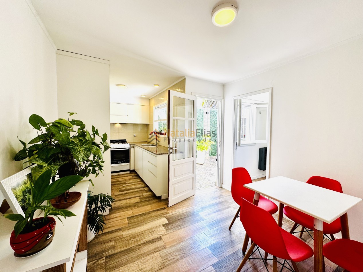 PH en La Perla 2 ambientes con patio propio RECICLADO y EQUIPADO