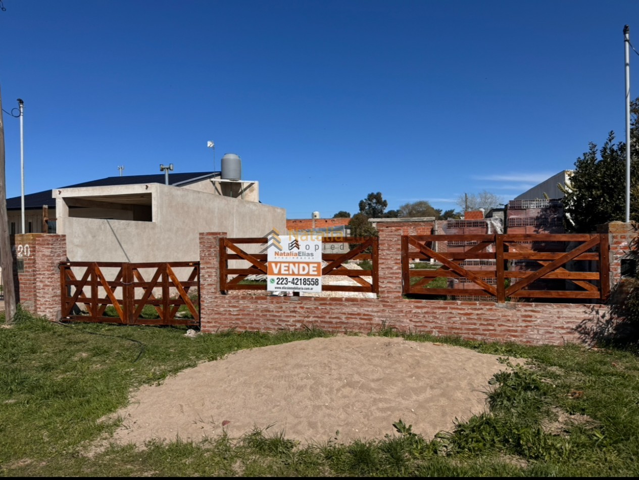 Lote en venta en Santa Elena con construccion a terminar 