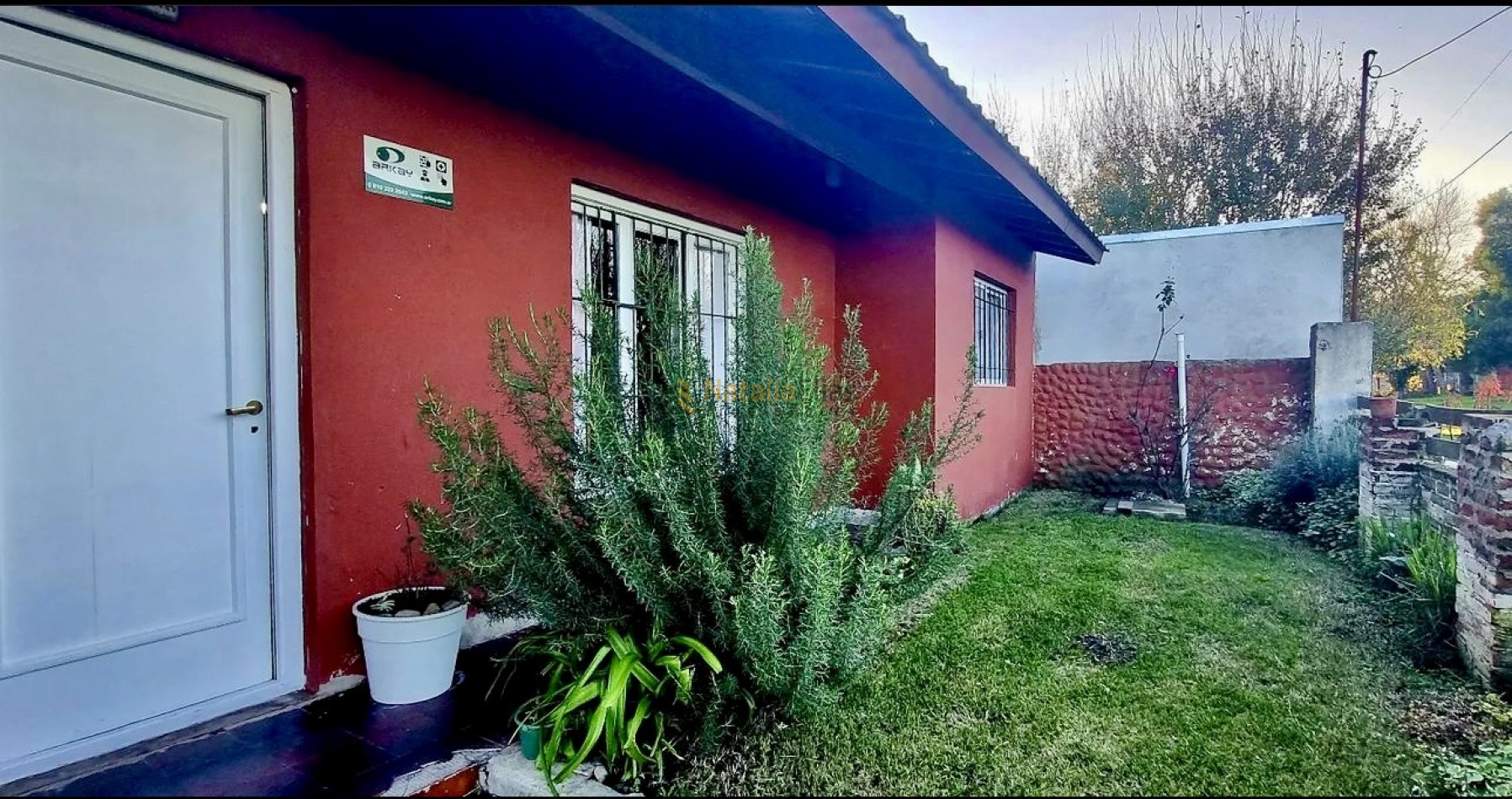 Casa de 3 ambientes y amplio parque en barrio Felix U. Camet