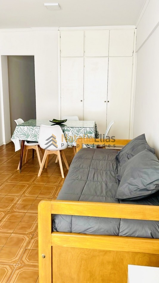 Ambiente con balcon al contrafrente La Perla 