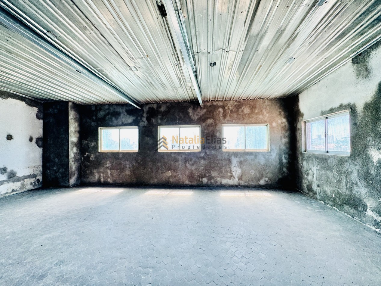 Local al frente + sector de trabajo + vivienda al fondo