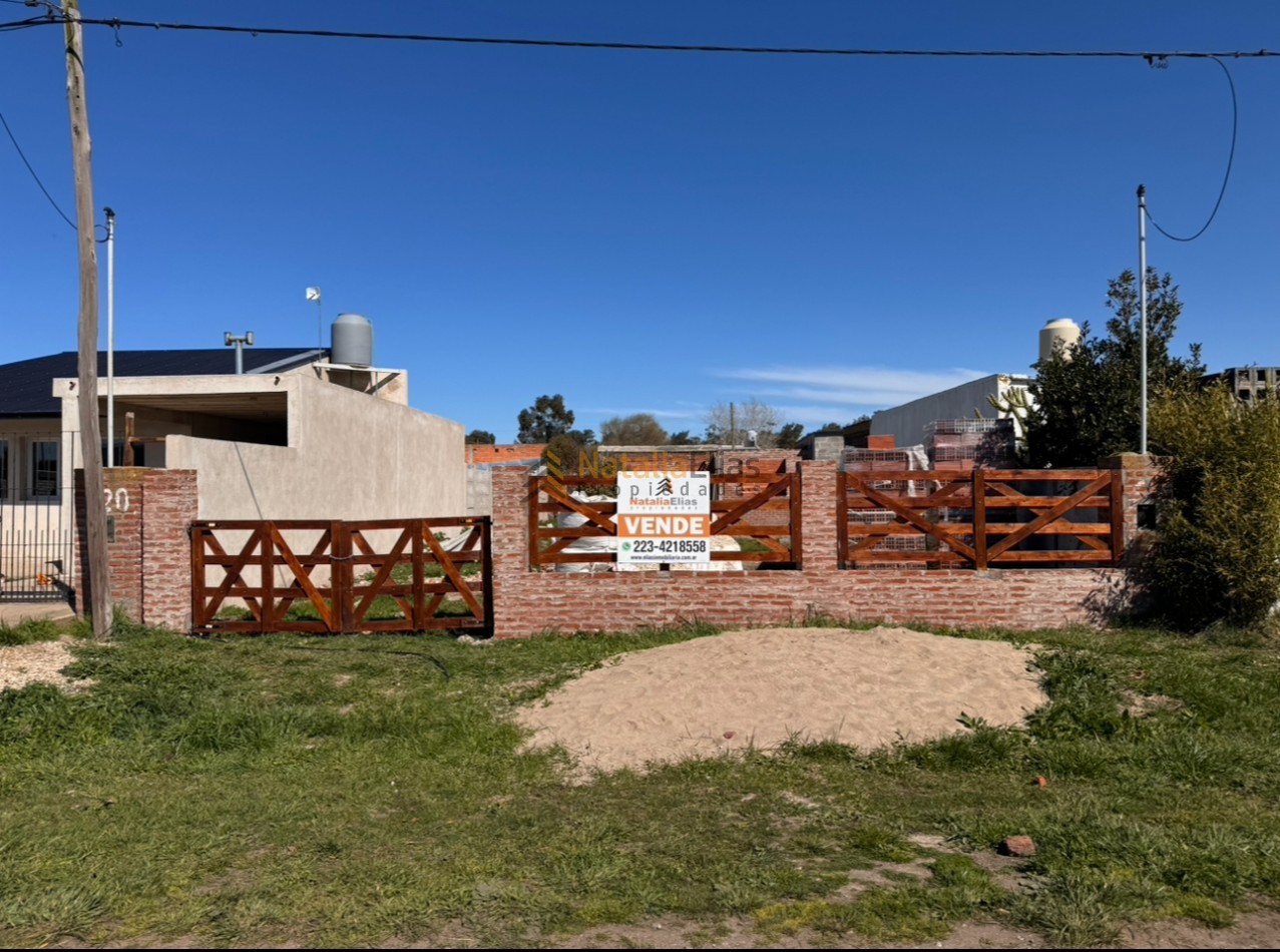 Lote en venta en Santa Elena con construccion a terminar 