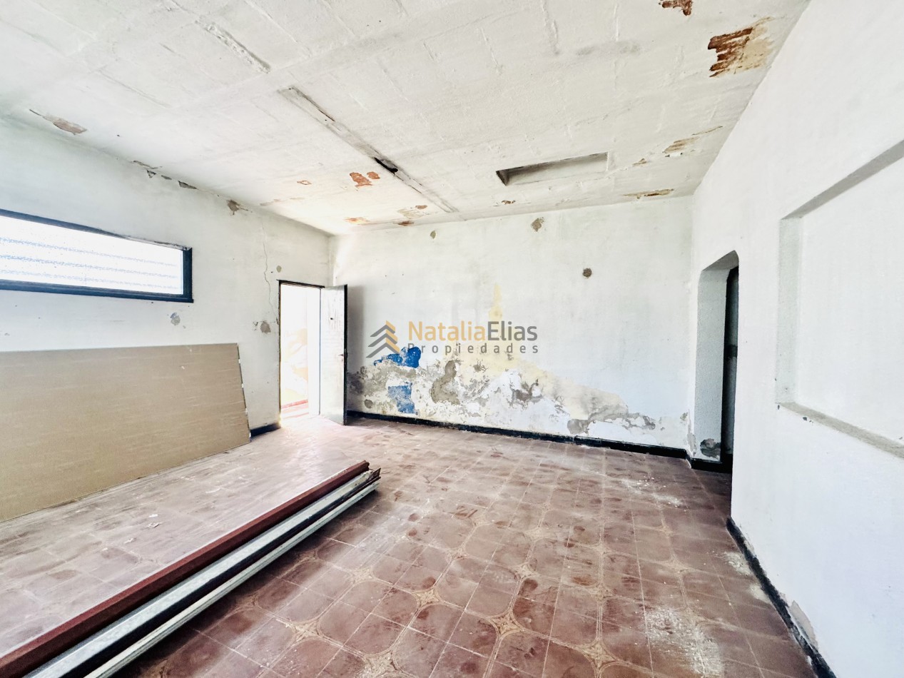 Local al frente + sector de trabajo + vivienda al fondo