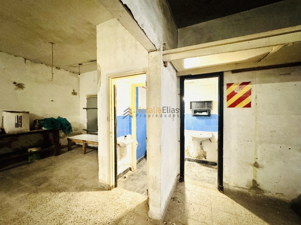 Local al frente + sector de trabajo + vivienda al fondo