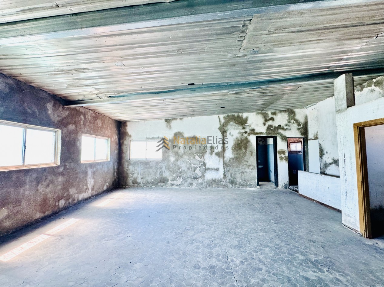 Local al frente + sector de trabajo + vivienda al fondo