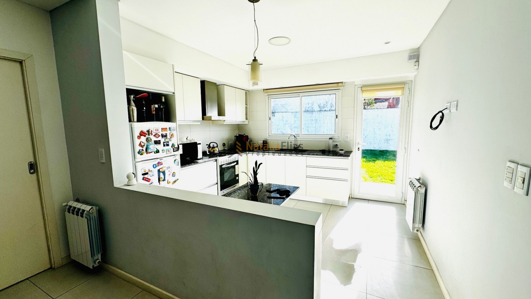 Chalet 3 ambientes con garage y parque 