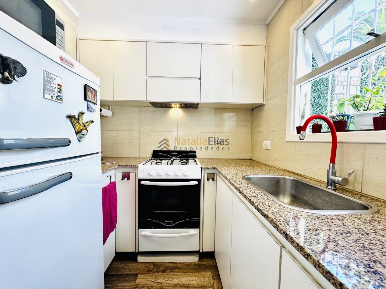 PH en La Perla 2 ambientes con patio propio RECICLADO y EQUIPADO