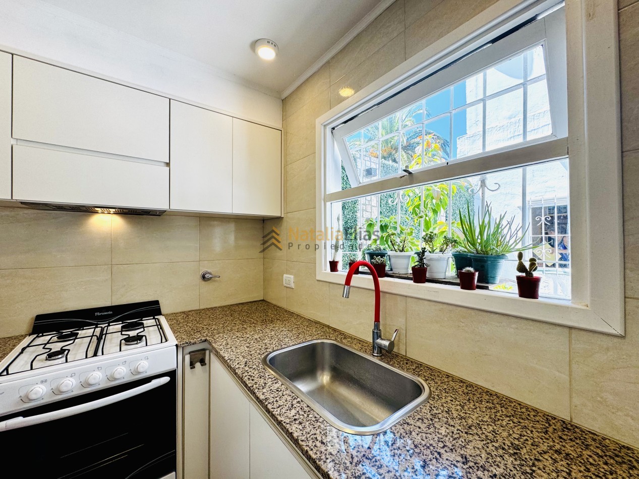 PH en La Perla 2 ambientes con patio propio RECICLADO y EQUIPADO