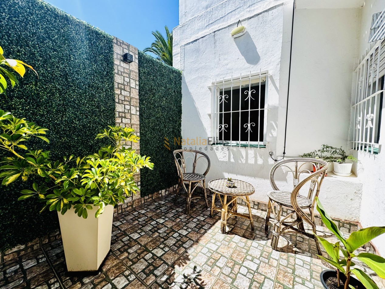 PH en La Perla 2 ambientes con patio propio RECICLADO y EQUIPADO