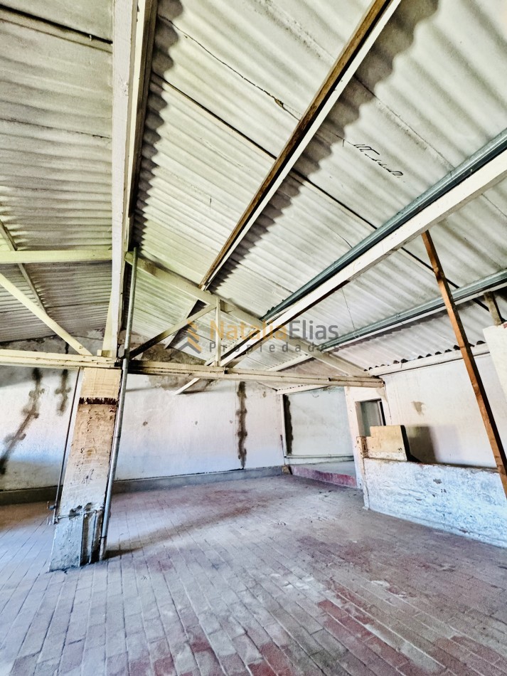 Local al frente + sector de trabajo + vivienda al fondo