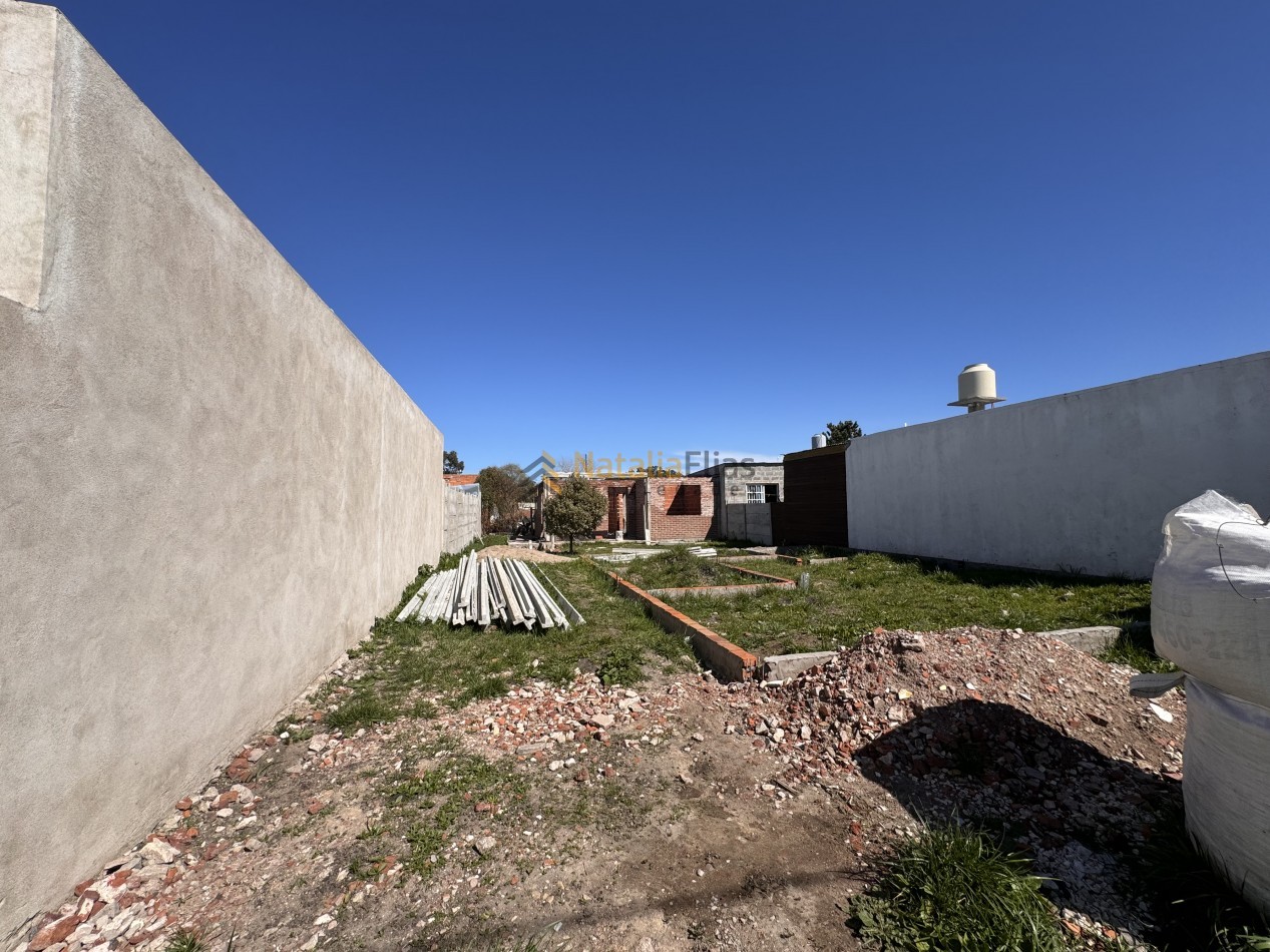 Lote en venta en Santa Elena con construccion a terminar 