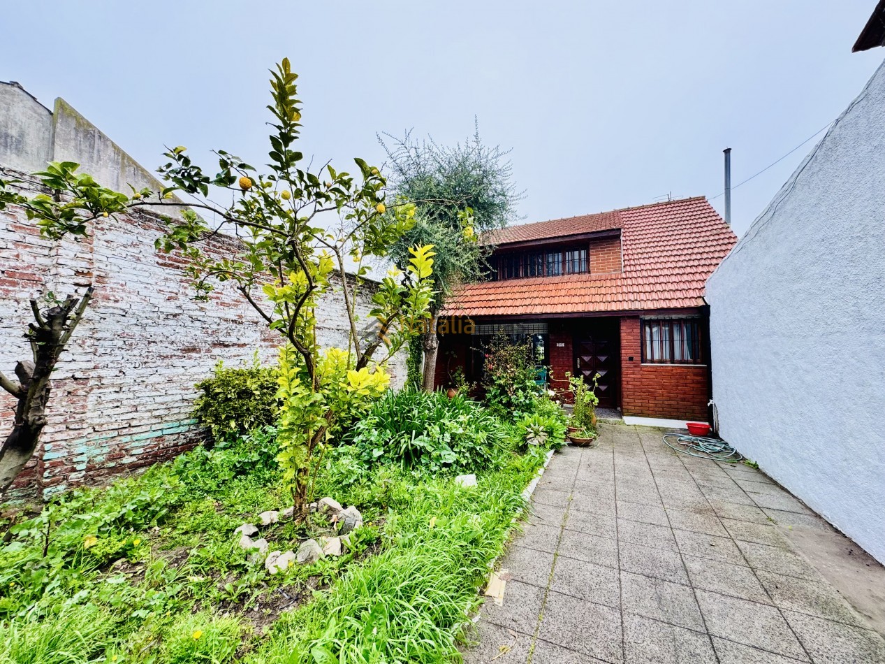Chalet 3 ambientes con patio y garage en Pinos de Anchorena