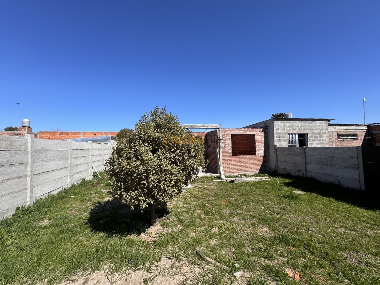 Lote en venta en Santa Elena con construccion a terminar 