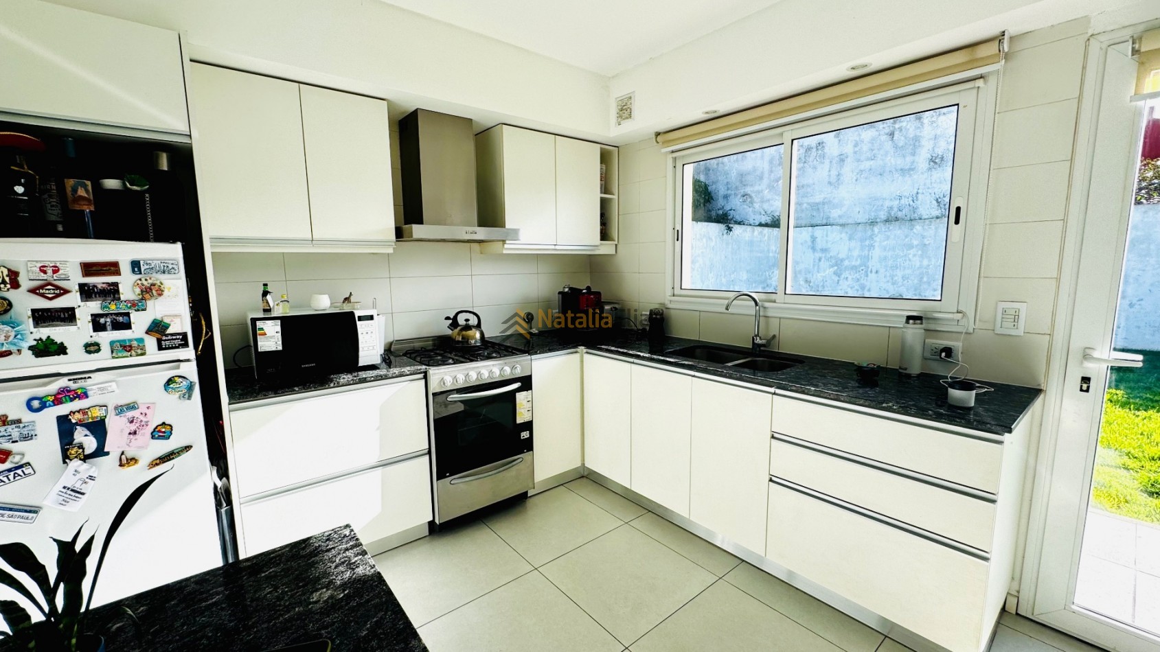Chalet 3 ambientes con garage y parque 