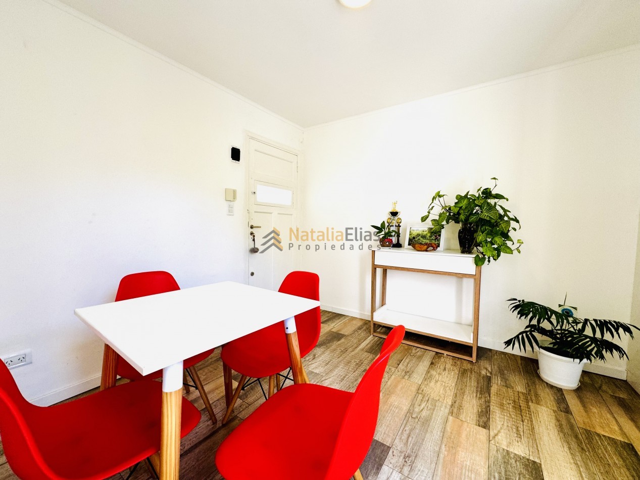 PH en La Perla 2 ambientes con patio propio RECICLADO y EQUIPADO