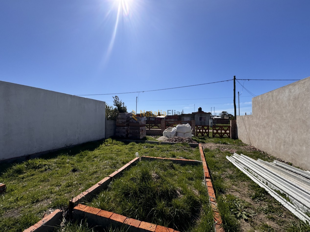 Lote en venta en Santa Elena con construccion a terminar 