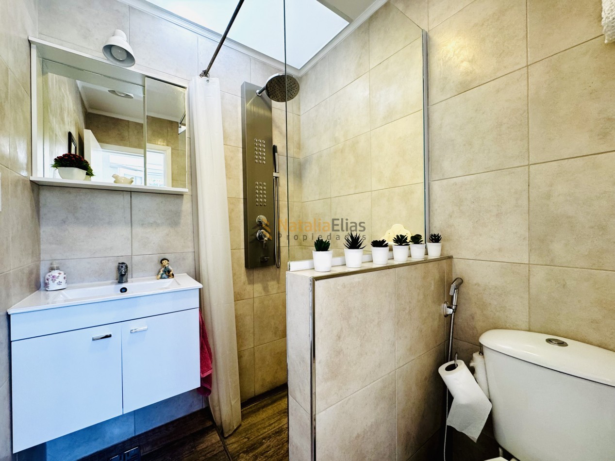 PH en La Perla 2 ambientes con patio propio RECICLADO y EQUIPADO