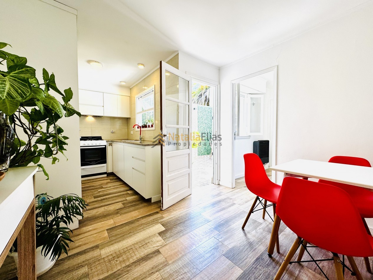 PH en La Perla 2 ambientes con patio propio RECICLADO y EQUIPADO