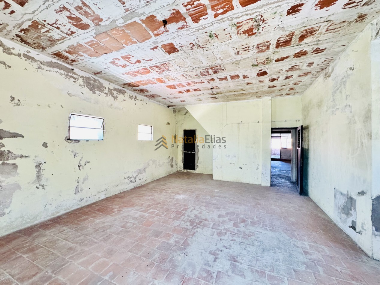 Local al frente + sector de trabajo + vivienda al fondo