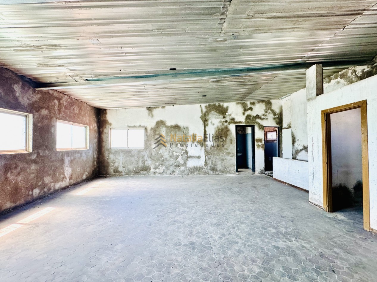 Local al frente + sector de trabajo + vivienda al fondo