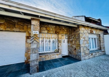 Chalet 3 ambientes con garage y parque 